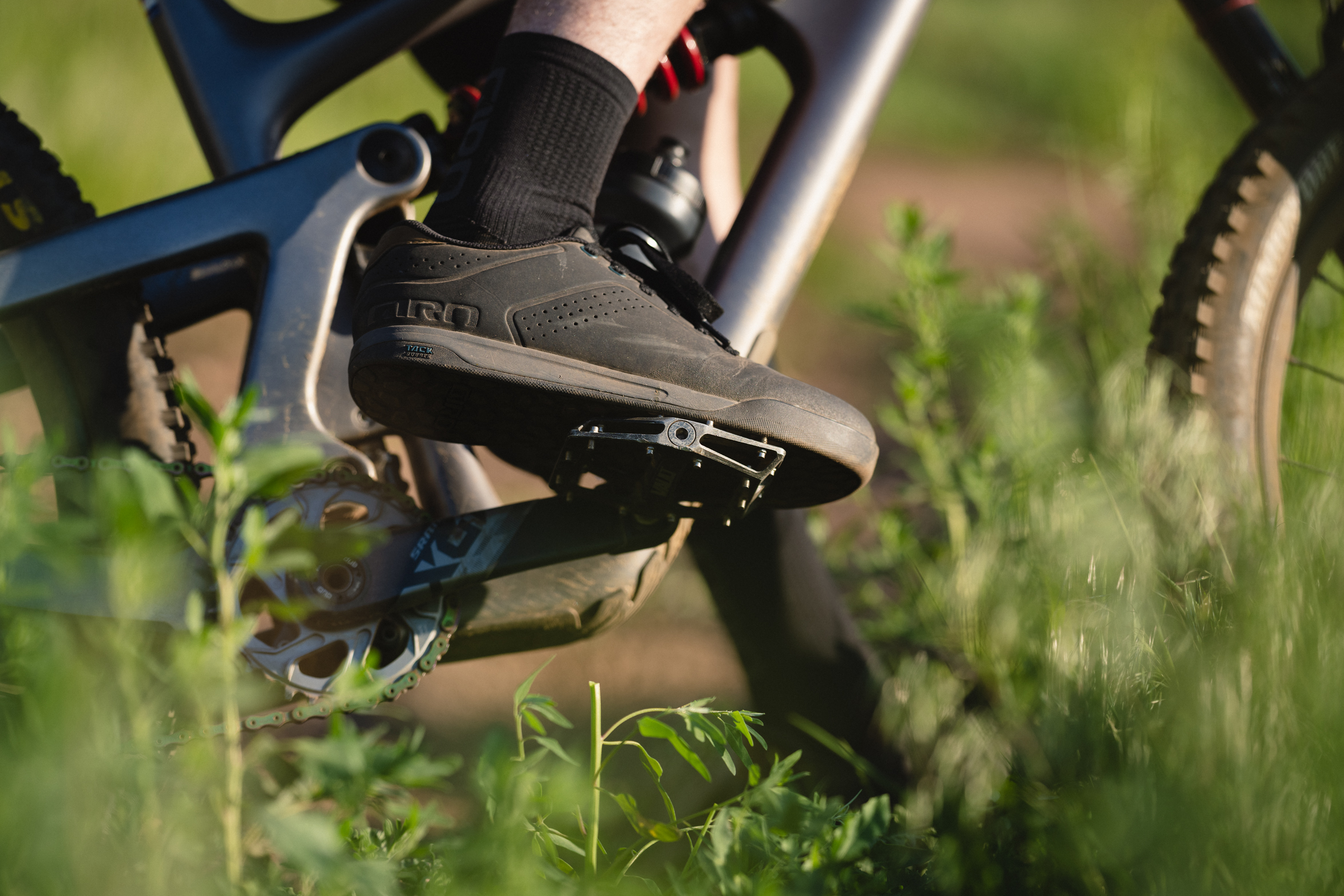 Giro Plays With 'Mute Foam,' Releases Latch Flat-Pedal MTB Shoe