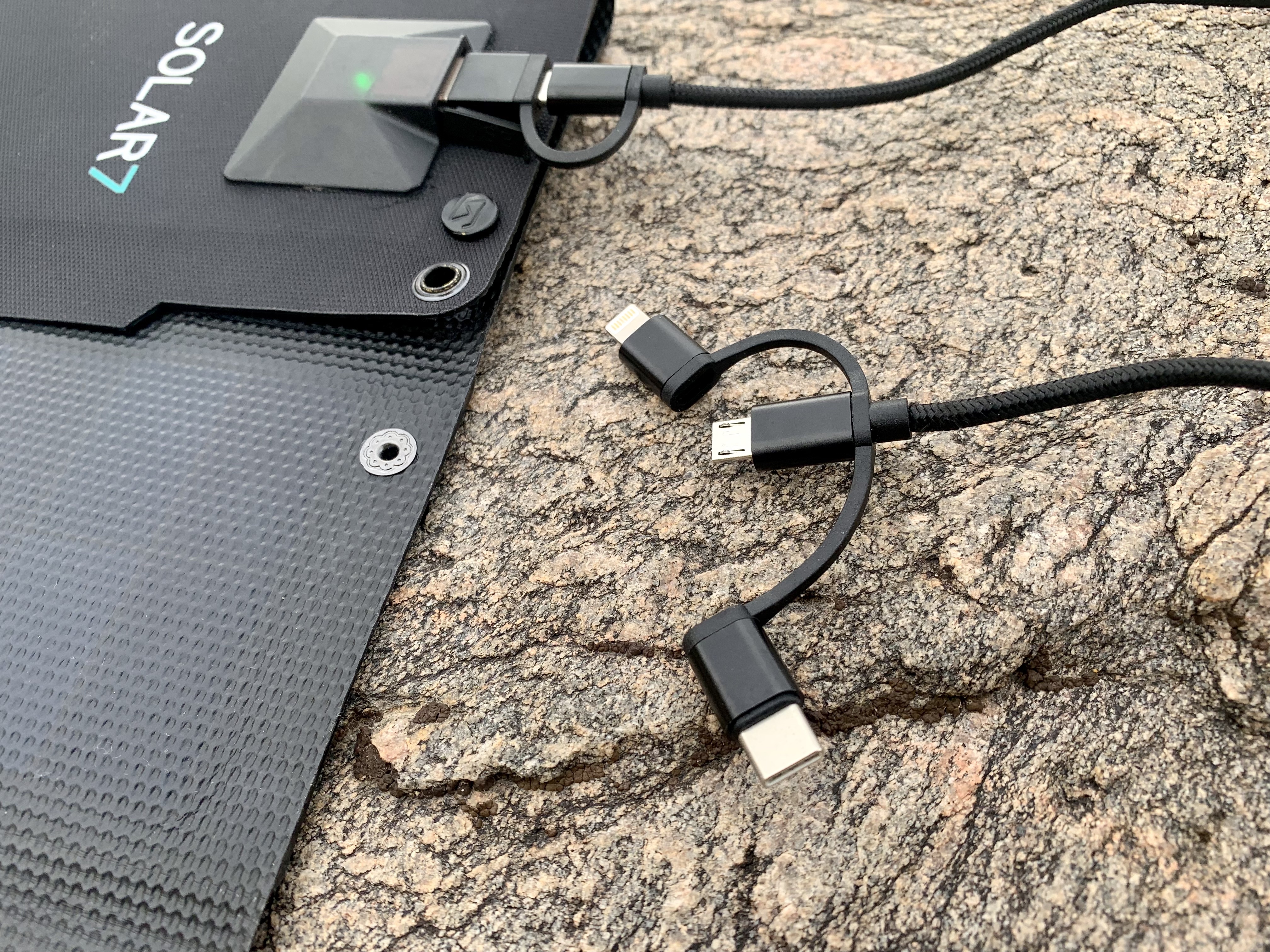 バッテリー+充電器 BOX SYNERGY SOLAR7 No Battery, No Problem: Box Synergy Solar 7 Charger Folds to Fit