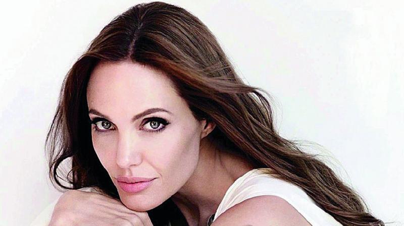 I don't enjoy being single: angelina jolie