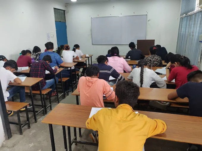 https://s3.collegedisha.com/collegedisha/coaching/gallery/Sinhal_Classes_mock_test.webp