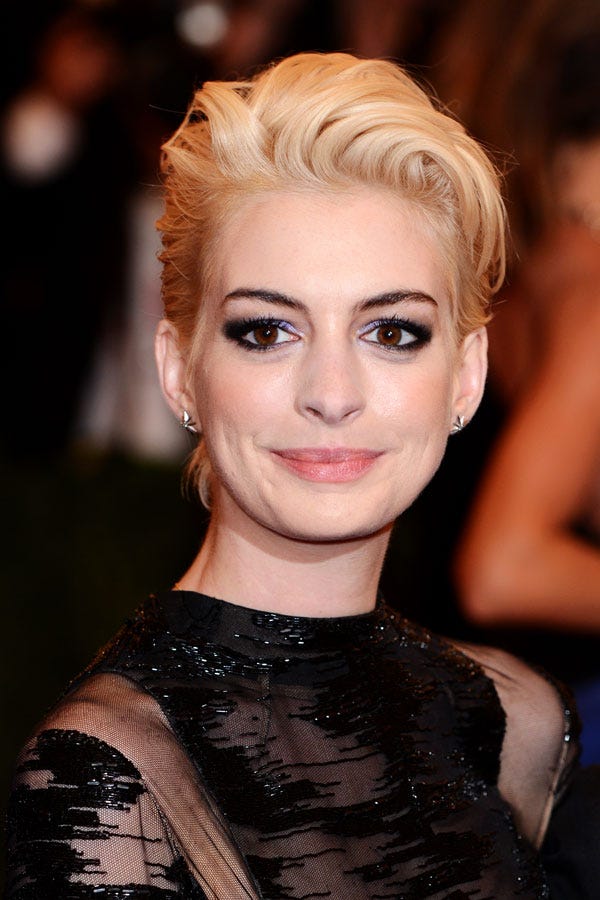 Pasten geben mittleren bis starken halt, sind matt oder leicht . Blonde Hair Dark Eyebrow Celebrity Trend