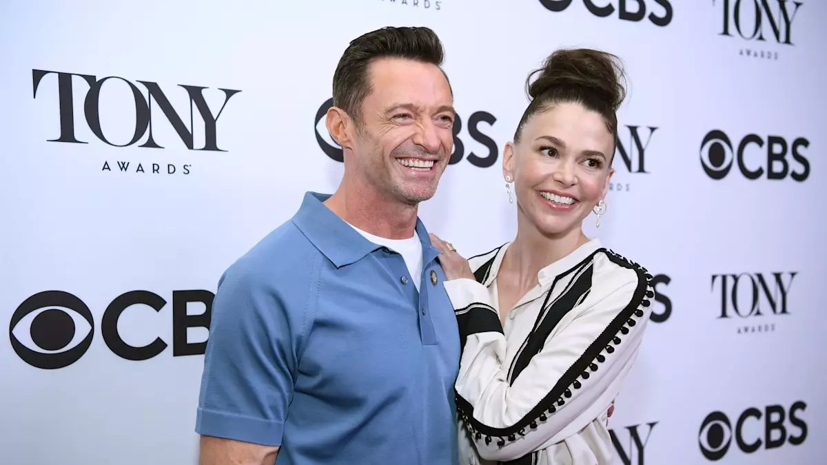 The Flourishing Bonds of Broadway: Hugh Jackman and Sutton Foster’s Enduring Friendship The Flourishing Bonds of Broadway: Hugh Jackman and Sutton Foster’s Enduring Friendship