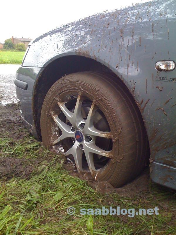Bild 1. Saab im Schlamm. Bild von Andreas.