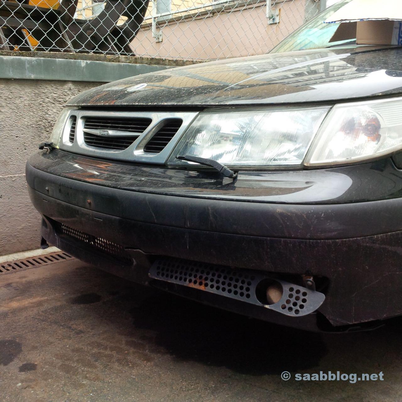 Der Schaden von außen ist unscheinbar. Frontschürze zerstört, Kühler im Eimer. Der kleine Fleck vorne rechts alleine kostet schon ca. 1200 Euro. Der Spalt zwischen Motorhaube und Kühlergrill deutet schon an, dass die Karosserie einiges mitbekommen hat.