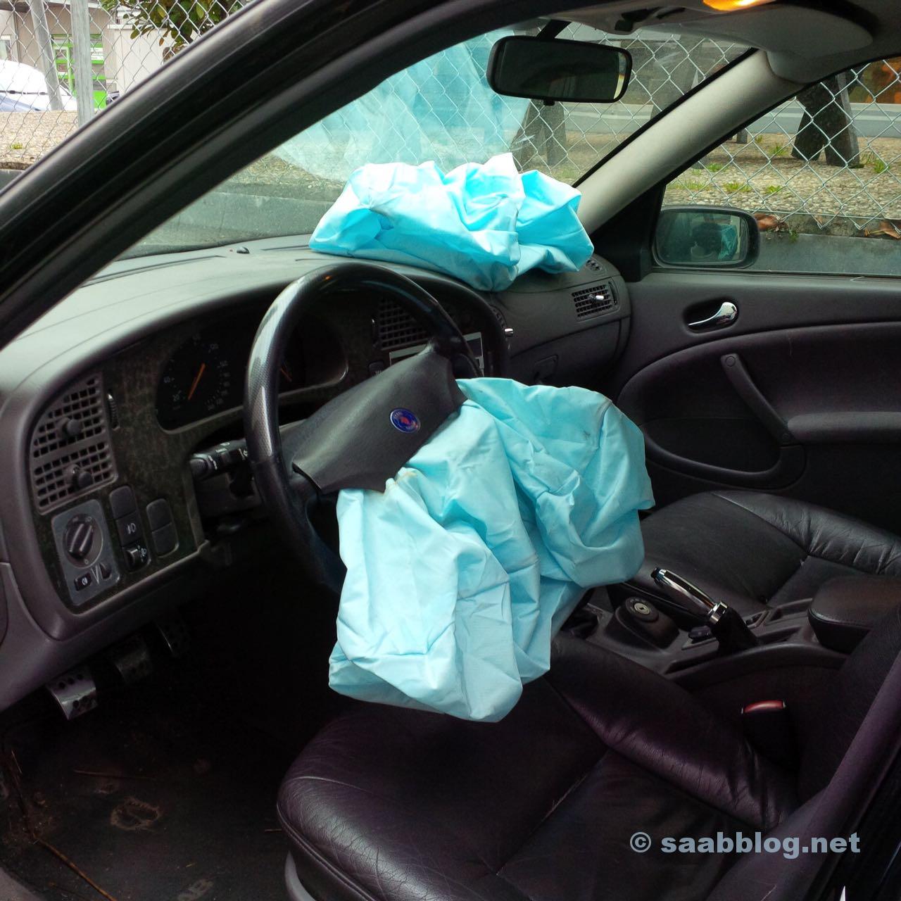 SAAB verwendet blaue Airbags, wie ich jetzt festgestellt habe. Sie knallen übrigens leiser, als ich mir das vorgestellt hätte. Dieses Bild ist das Letzte vom alten SAAB, bevor er in die Presse gewandert ist.