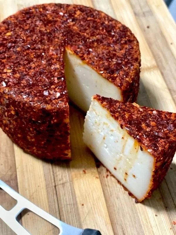 Queso de cabra curado con pimentón de la Vera