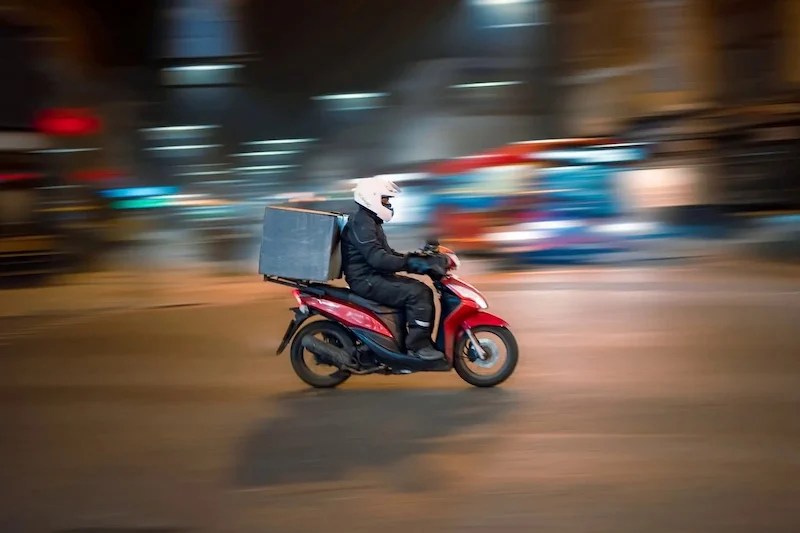 الحكومة تخطط لتنظيم خدمات توصيل الطلبيات.