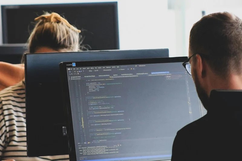 اضطرابات حاسوبية عالمية تؤثر على الطيران والخدمات الأساسية