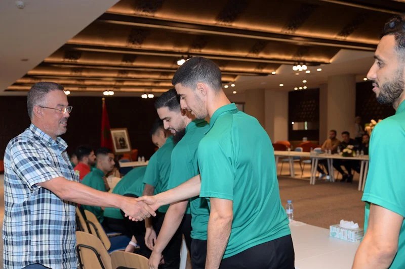 فوزي لقجع يستقبل بعثة المنتخب الوطني لكرة القدم داخل القاعة قبل مشاركتها في كأس العالم بأوزبكستان