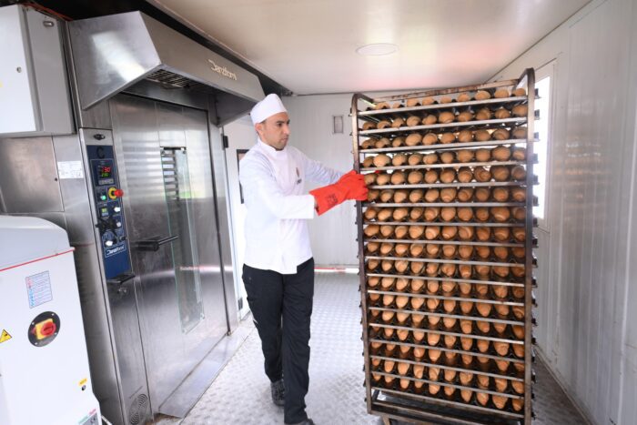 مخابز متنقلة للأمن الوطني تؤمّن الخبز لساكنة القصر الكبير عقب فيضانات وادي اللوكوس