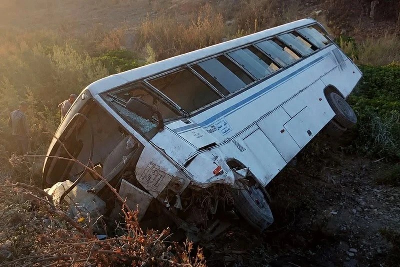 مصرع 6 أشخاص وإصابة 22 في انقلاب حافلة لنقل العمال شرق الجزائر