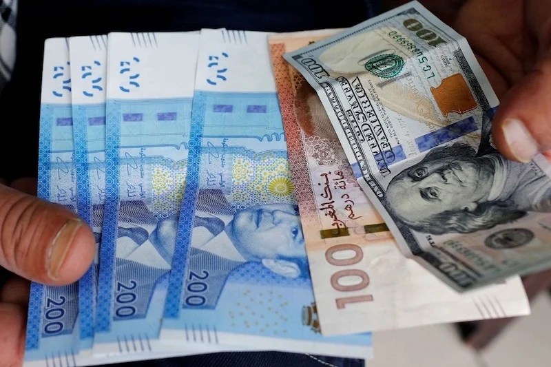 الدولار يتراجع أمام الدرهم ليستقر عند 9,32 خلال أسبوع