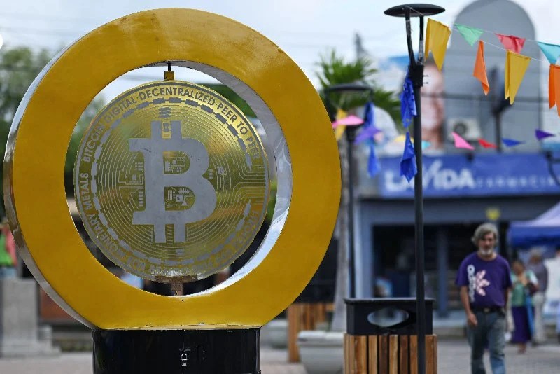 البيتكوين يواصل الصعود ويتجاوز 77 ألف دولار وسط تفاؤل بالتشريعات الأمريكية