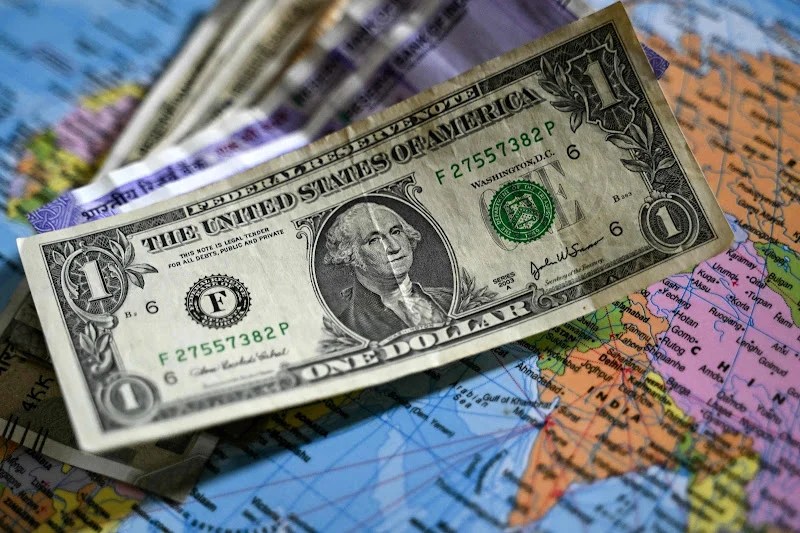 الدولار يقفز بعد تشدد رئيس الاحتياطي الفدرالي بشأن التضخم