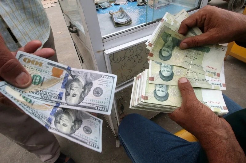 الريال الإيراني يهبط إلى مستوى قياسي وسط ترقب عقوبات أمريكية جديدة