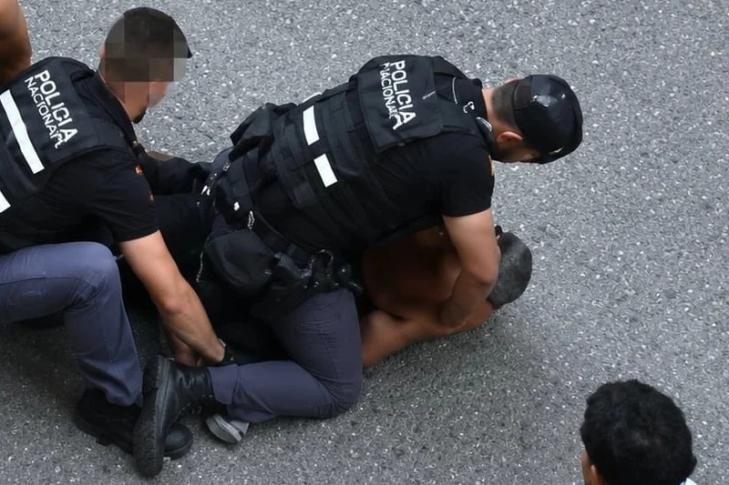 إيطاليا تفحص كاميرا شرطي في قضية وفاة مهاجر مغربي