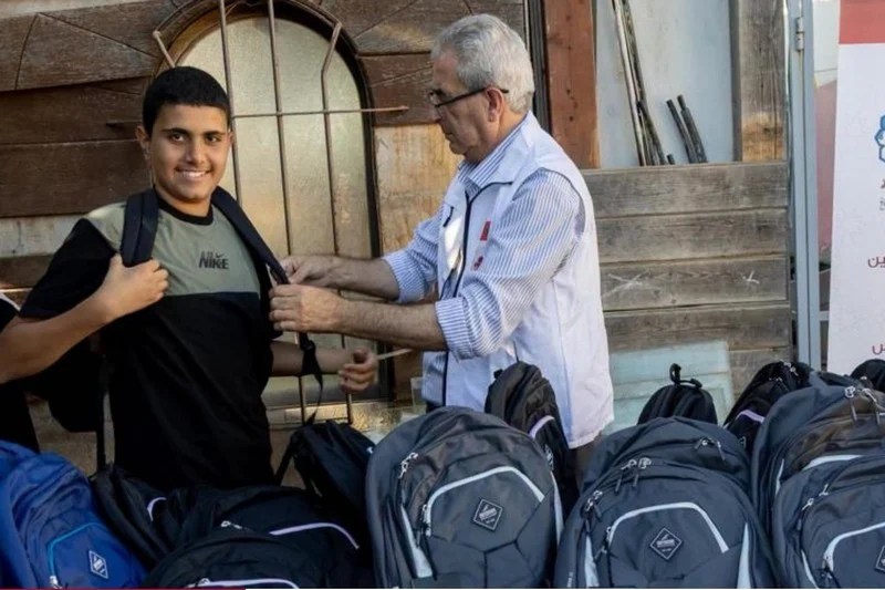 بيت مال القدس يوزع أكثر من 3000 حقيبة مدرسية على طلبة القدس المحتاجين