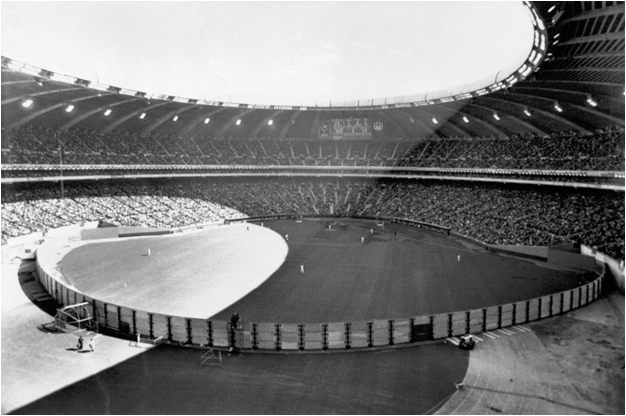 This stadium is based upon the original metropolitain stadium. April 16 1977 Montreal Expos Earn First Win In Olympic Stadium Society For American Baseball Research