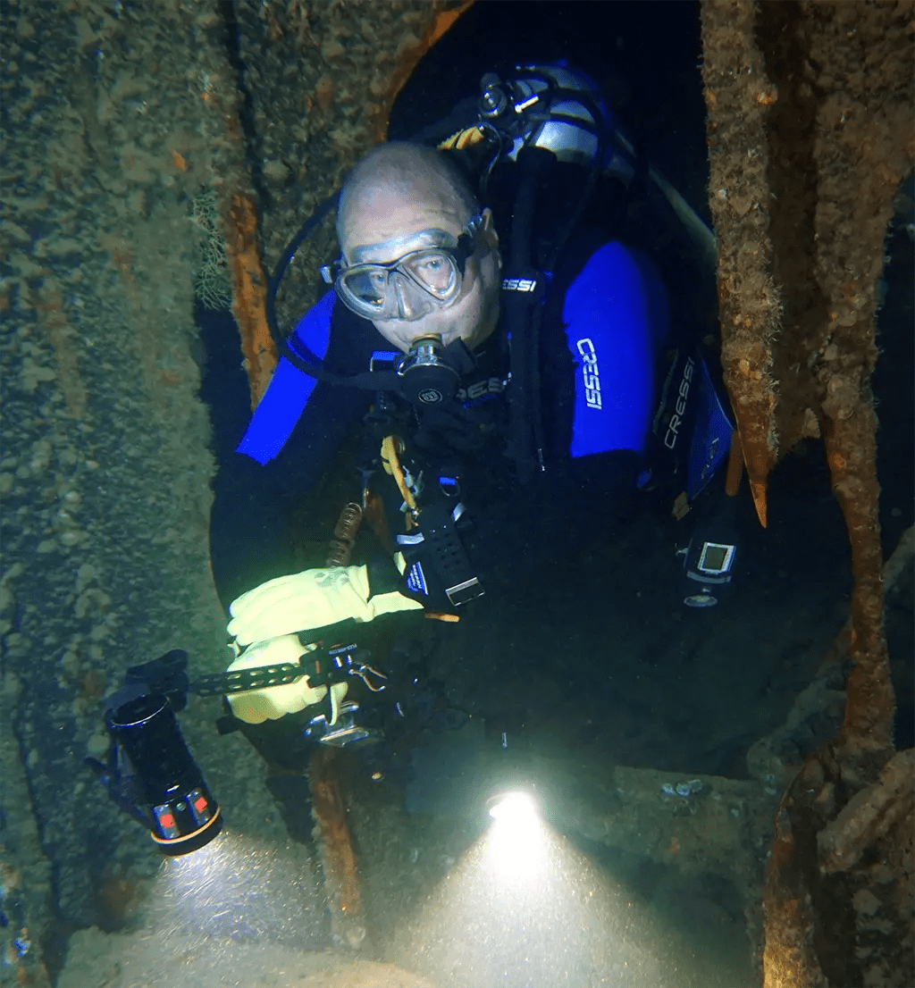 Ritratto di Claudio Cavenaghi, in immersione.