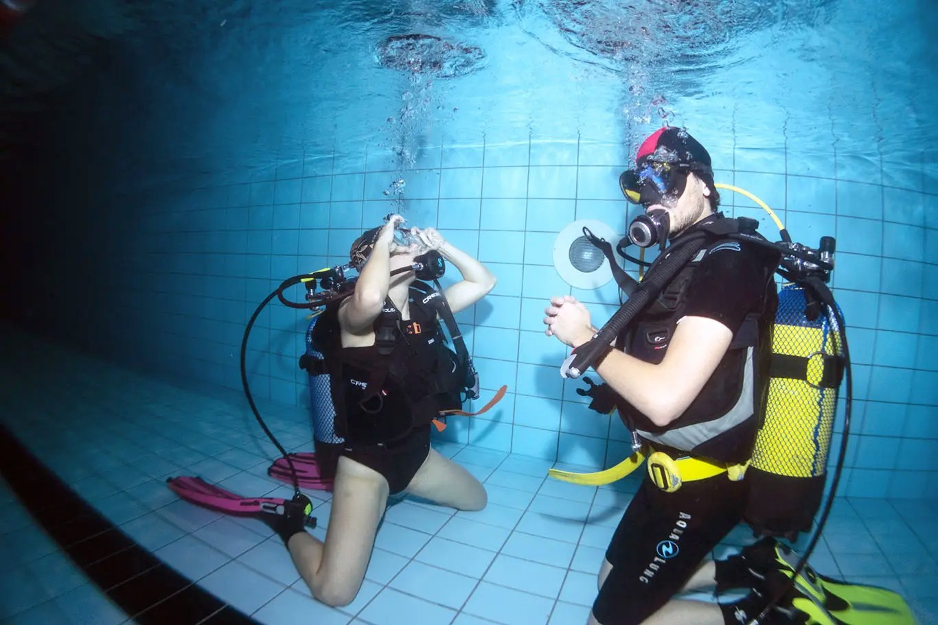 Subacquei in piscina durante gli esercizi.