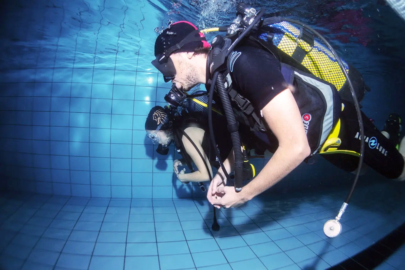 SI assiste il compagno in immersione.