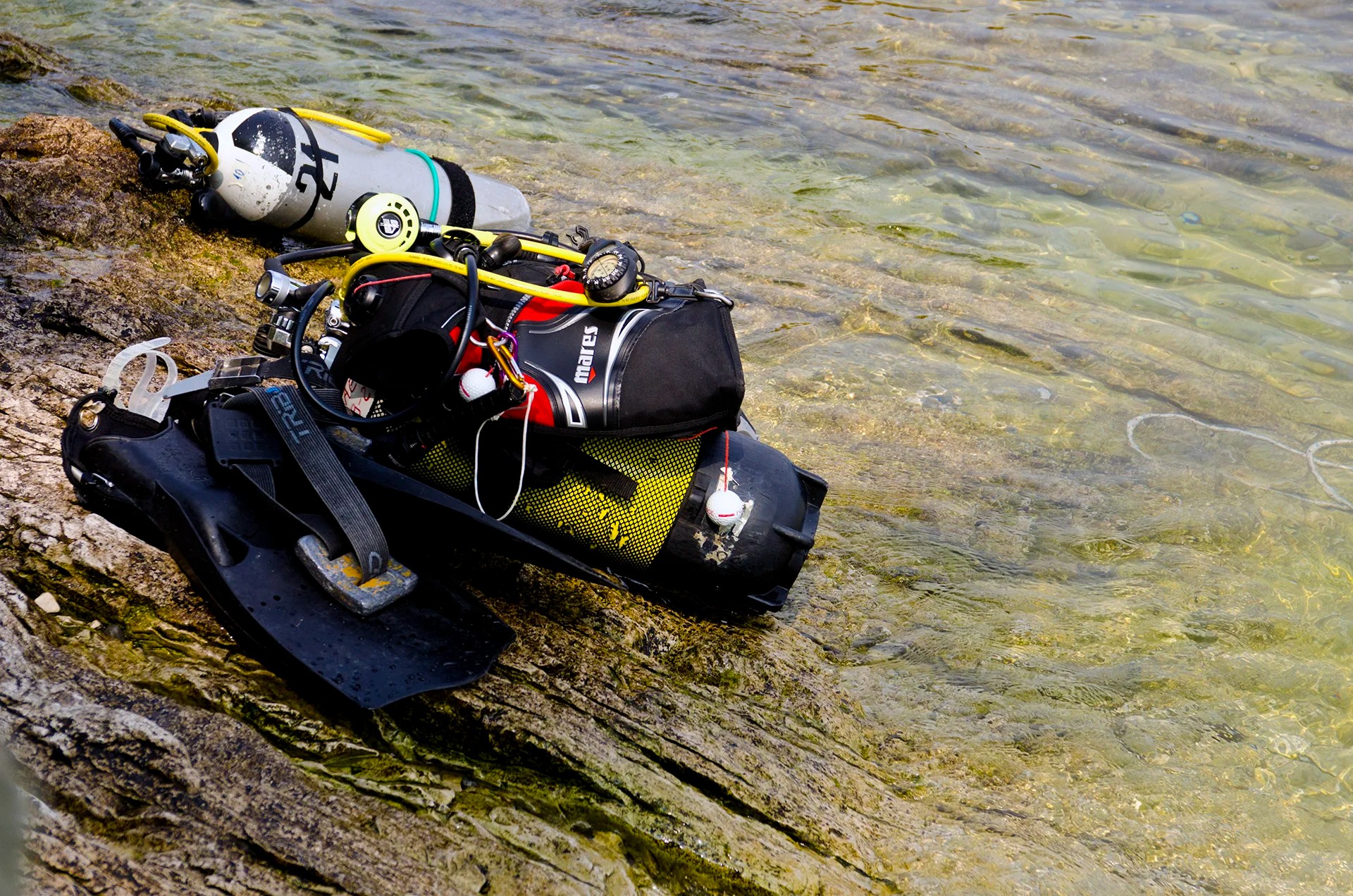Attrezzatura sub sulla riva.