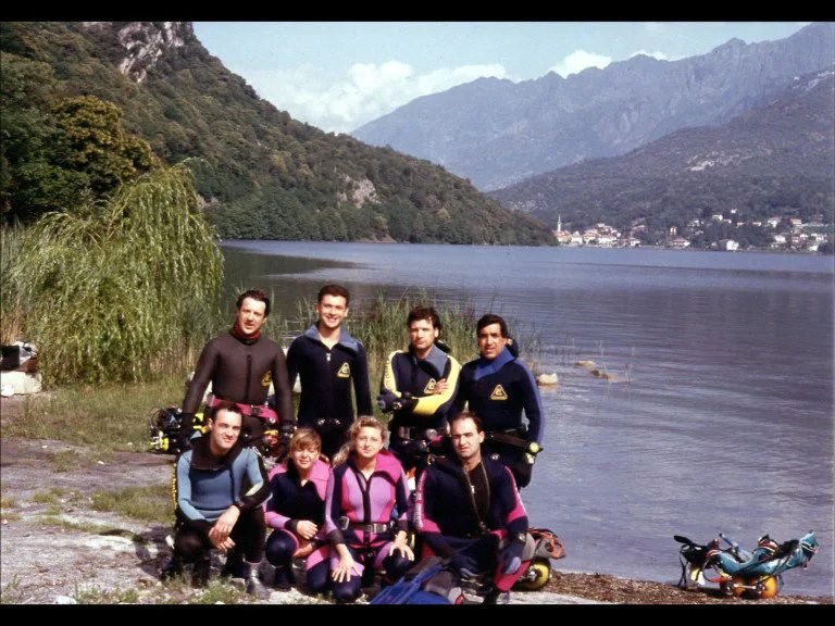 Sub in posa sulla riva del Lago di Mergozzo.