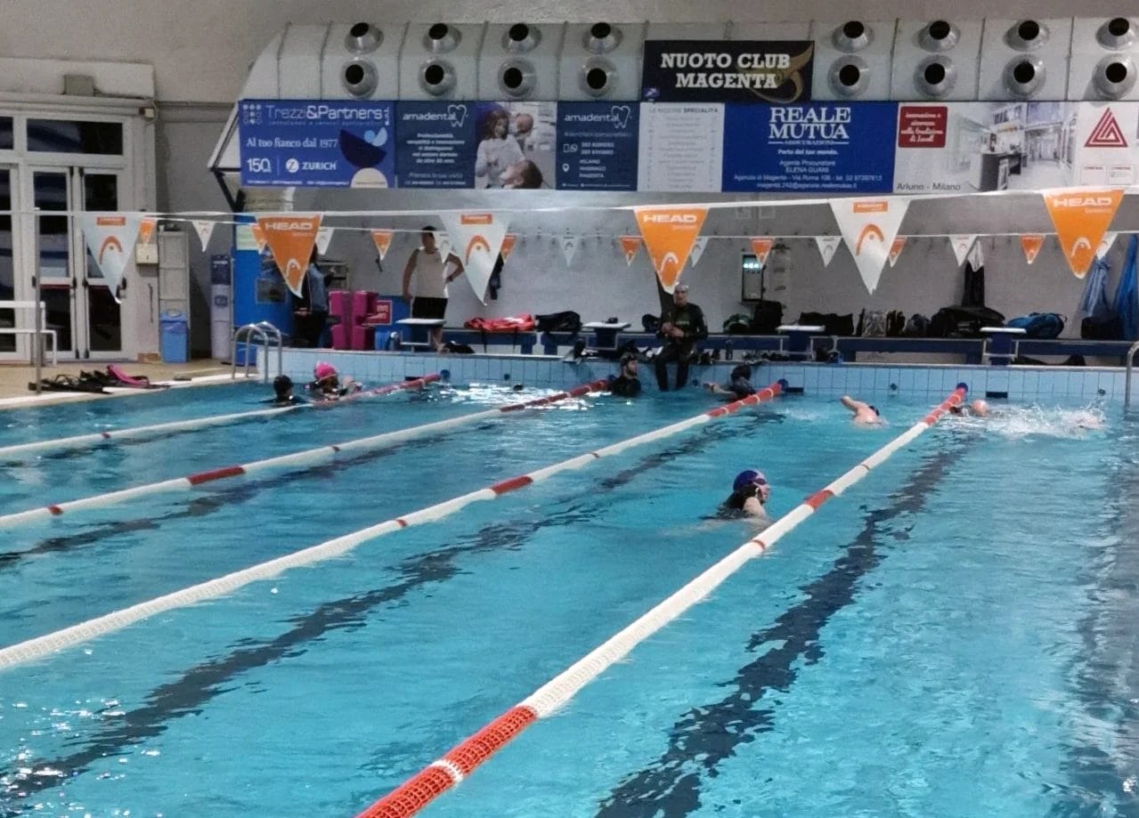 Soci S.A.E.T. Sub durante il nuoto libero in piscina.