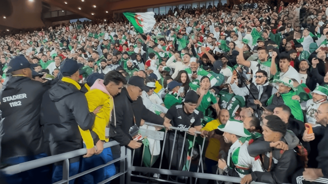 فوضى واحتجاجات بعد الإقصاء.. تجاوزات لاعبي وجماهير الجزائر تجرّ الكاف لفتح تحقيق رسمي