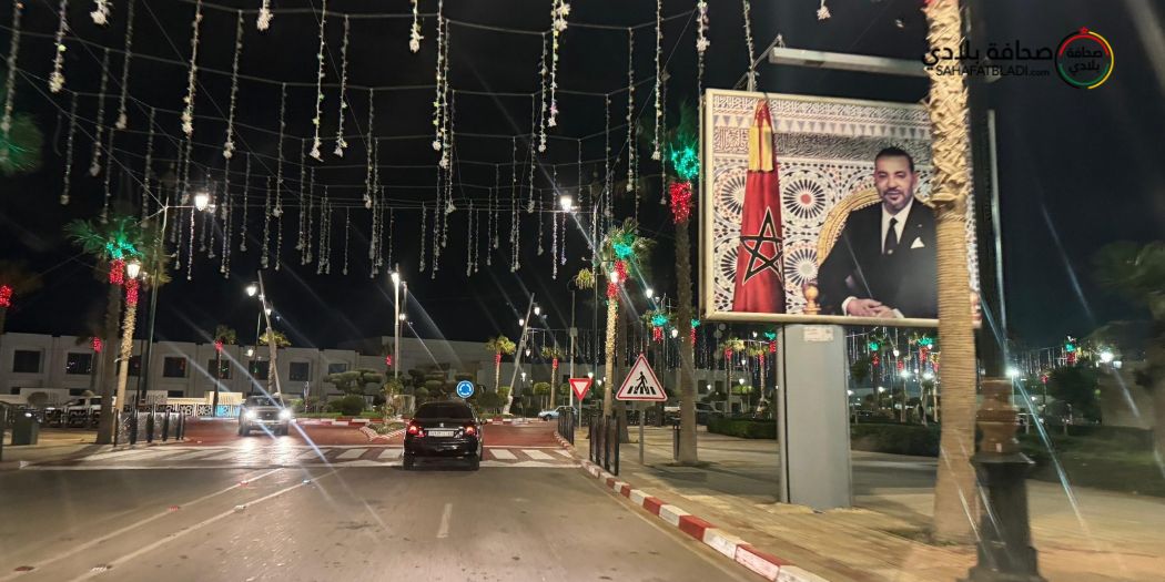 “العيون والداخلة ولاو قبلة للعالم والعديان كيتفرجو!”.. مشاريع ملكية عملاقة فـ الصحراء المغربية كتجلب استثمارات بالملايير وكتخلق آلاف الخدامي!
