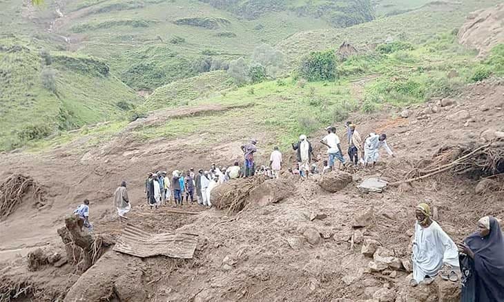 الباقي 900.. انتشال 100 جثة من تحت الركام في قرية سودانية