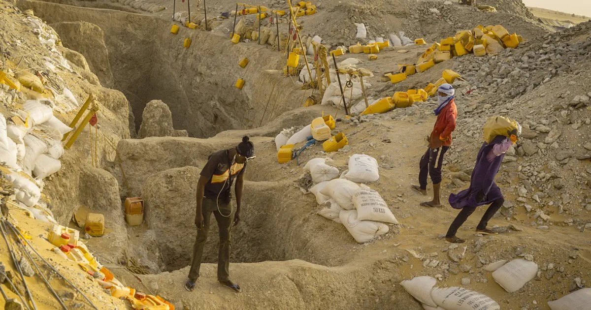 وفاة منقب وإصابة آخر إثر انهيار مقلع للتنقيب قرب بير أم اكرين وفاة منقب وإصابة آخر إثر انهيار مقلع للتنقيب قرب بير أم اكرين