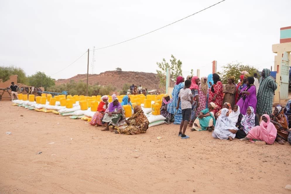 مفوضية الأمن الغذائي توزع أكثر من 171 طناً من المواد الغذائية مفوضية الأمن الغذائي توزع أكثر من 171 طناً من المواد الغذائية