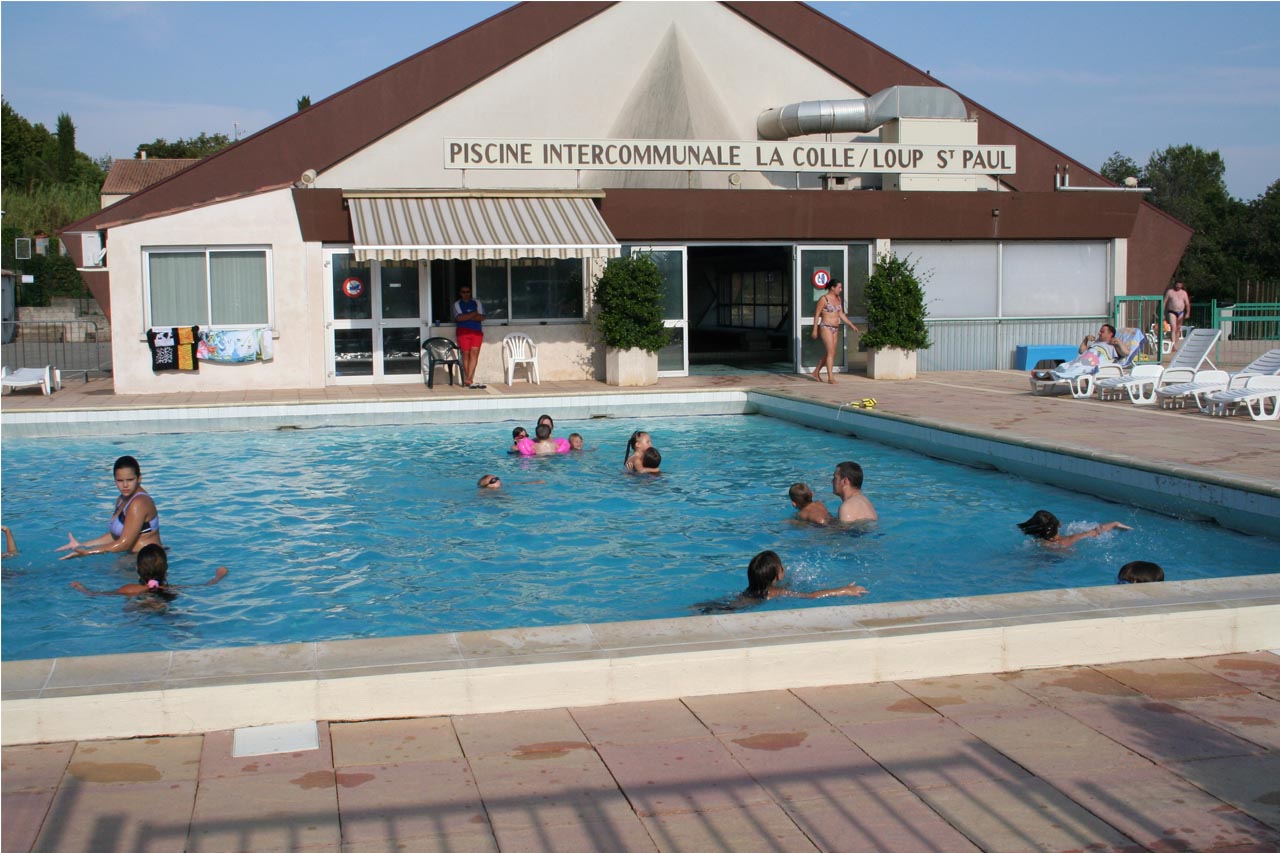 Vence Une Baigneuse Expulsee De La Piscine Municipale En Raison De Son Pareo