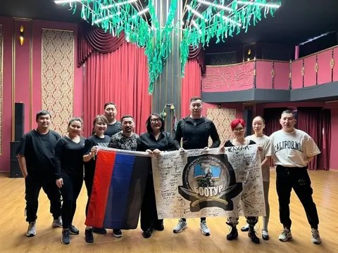 Подробнее о статье «Кыайыы кынаттаах эр хоһуун Хотойдор»: в зоне СВО завершился двухнедельный благотворительный тур Театра эстрады Якутии