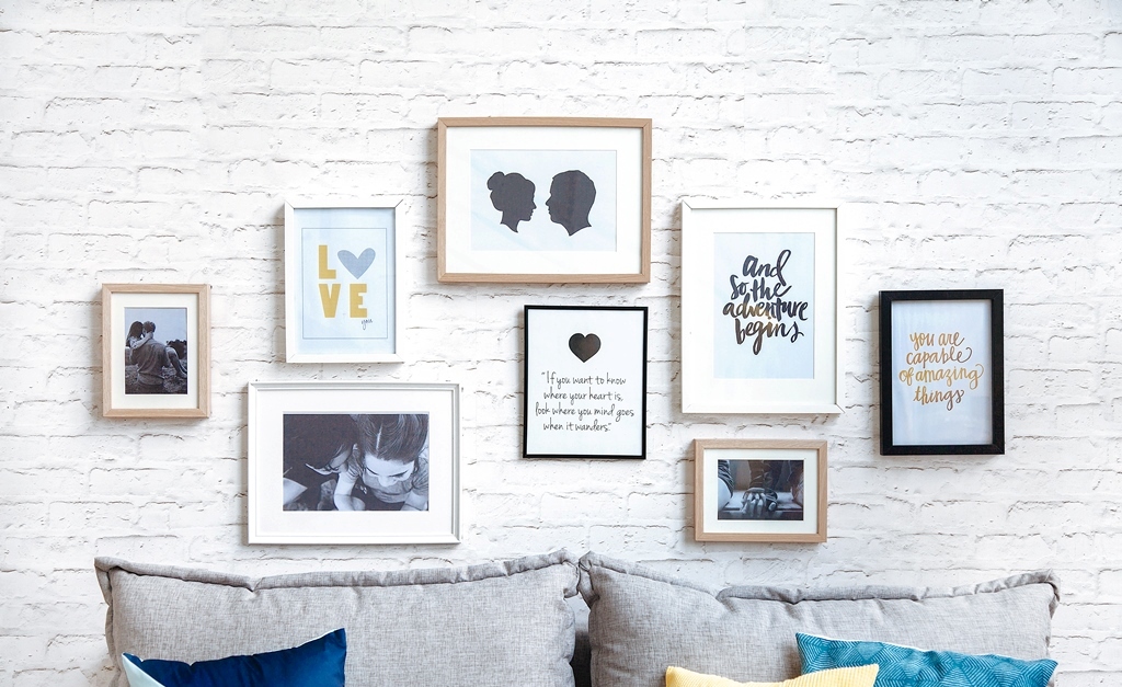 Pastika juga ruang kosong di depan kolase . Konsep 47 Frame Gambar Di Ruang Tamu