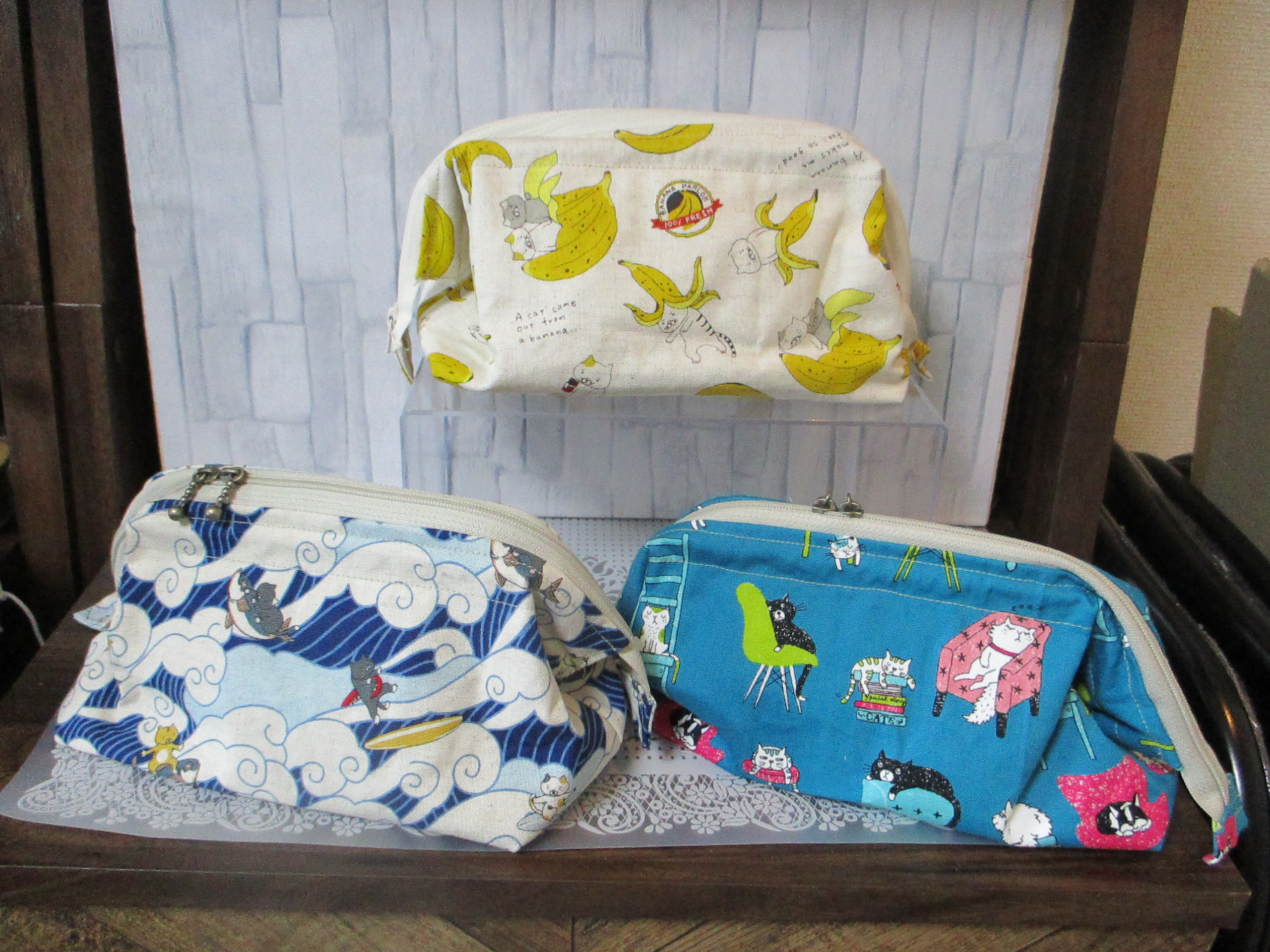 感謝価格　SALE ワイヤーポーチ　海と猫柄　人気　コスメポーチ　ハンドメイド 猫柄ワイヤーポーチ ← HANARIMA SHOP