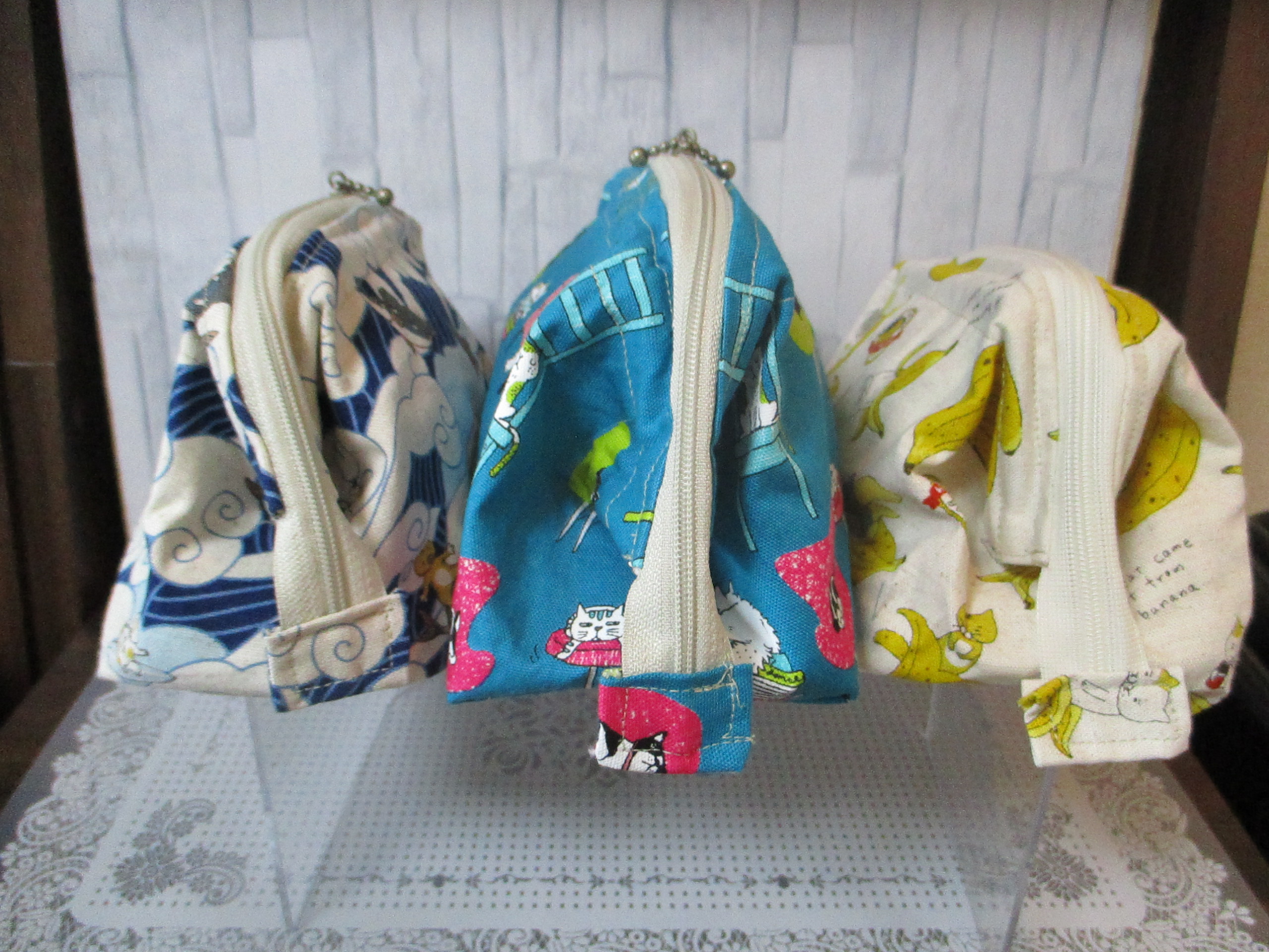 感謝価格　SALE ワイヤーポーチ　海と猫柄　人気　コスメポーチ　ハンドメイド 猫柄ワイヤーポーチ ← HANARIMA SHOP