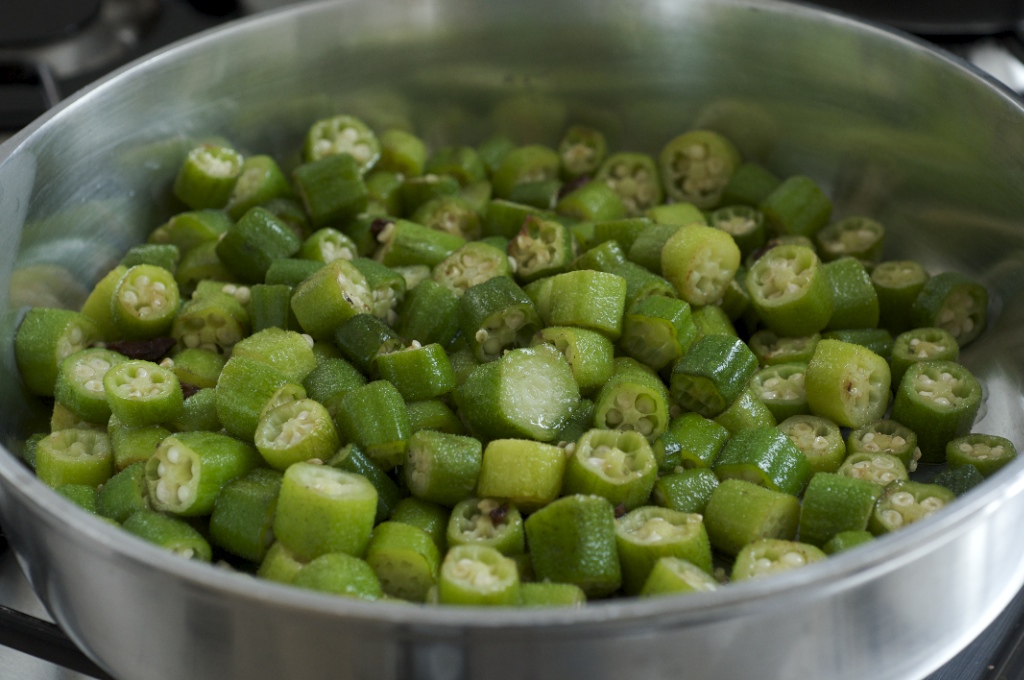 Frite o quiabo separado