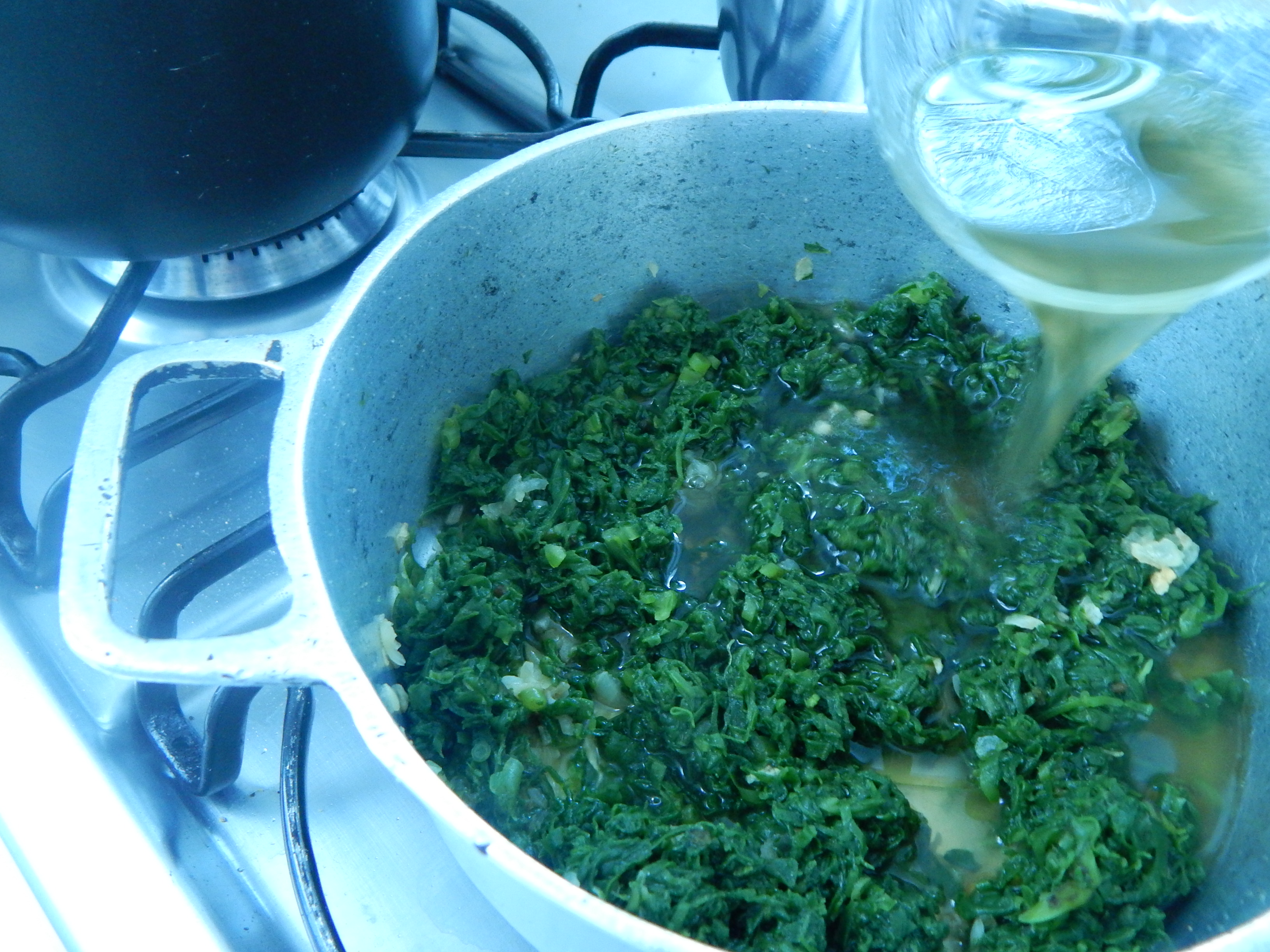 Junte o espinafre e seu suco