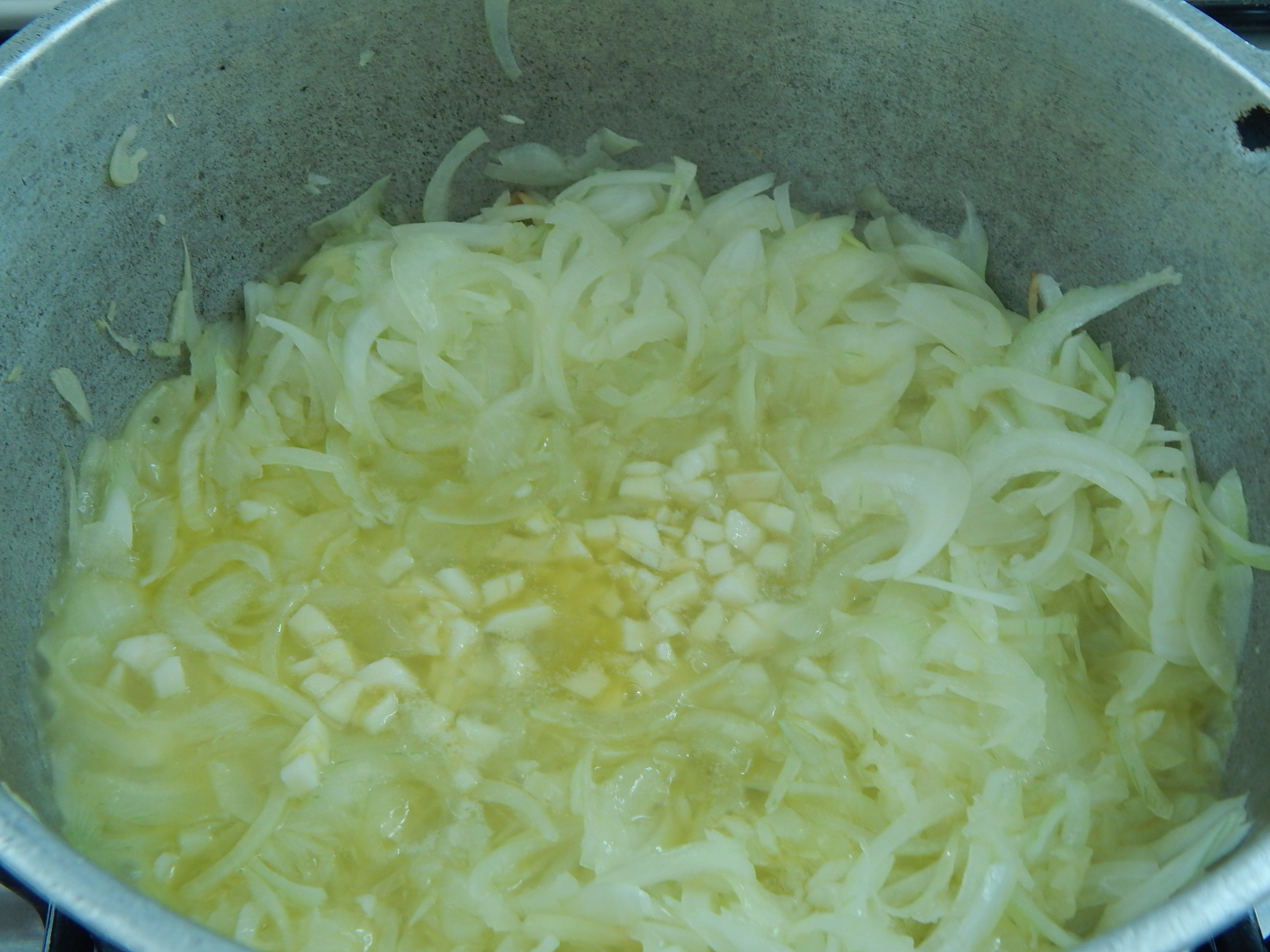 Frite a cebola e o alho