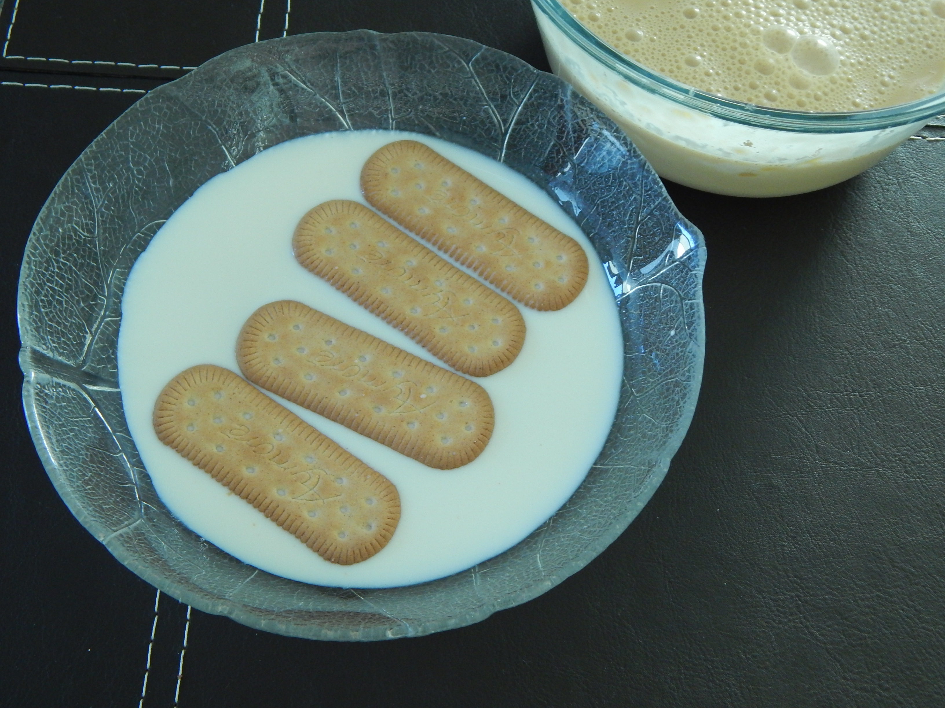 passe os biscoitos no leite