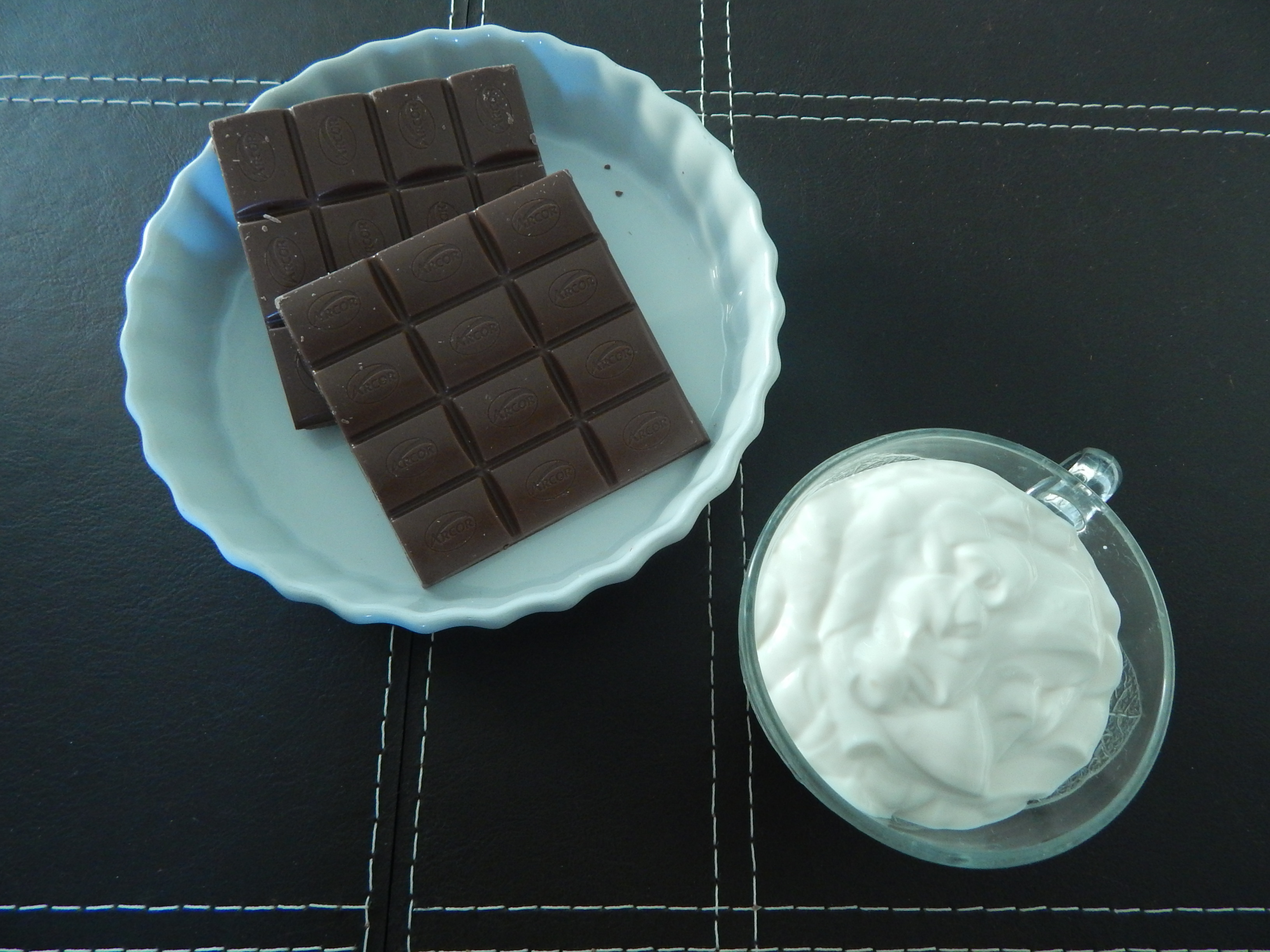 Derreta o chocolate e junte creme de leite