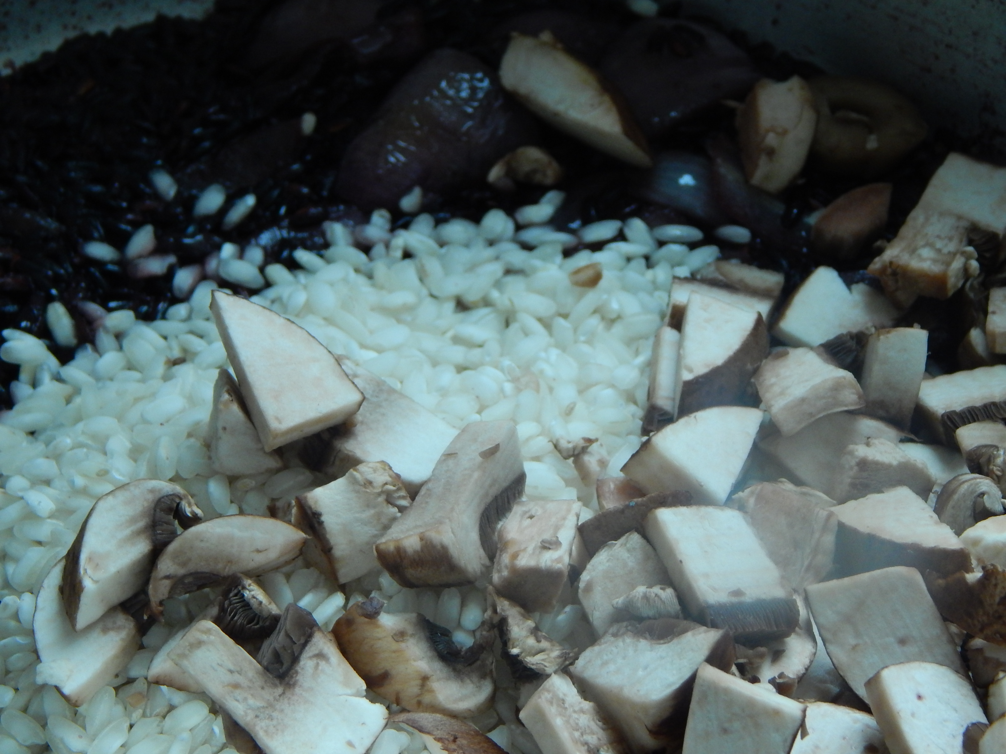 Junte o arroz branco e os cogumelos