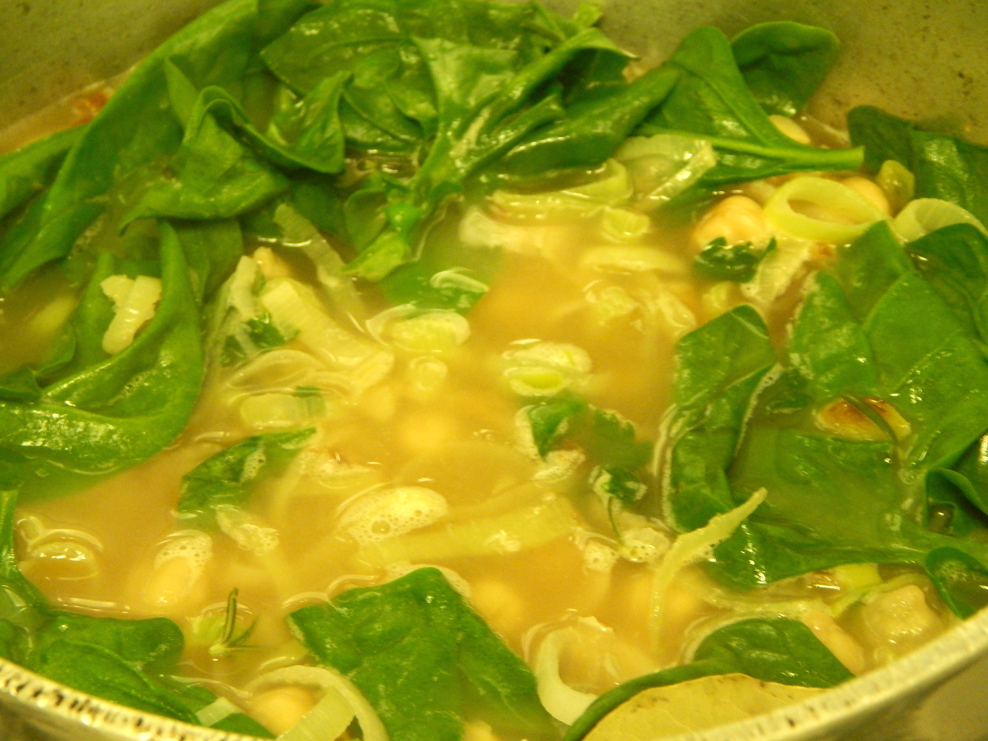 Junte água e espinafre