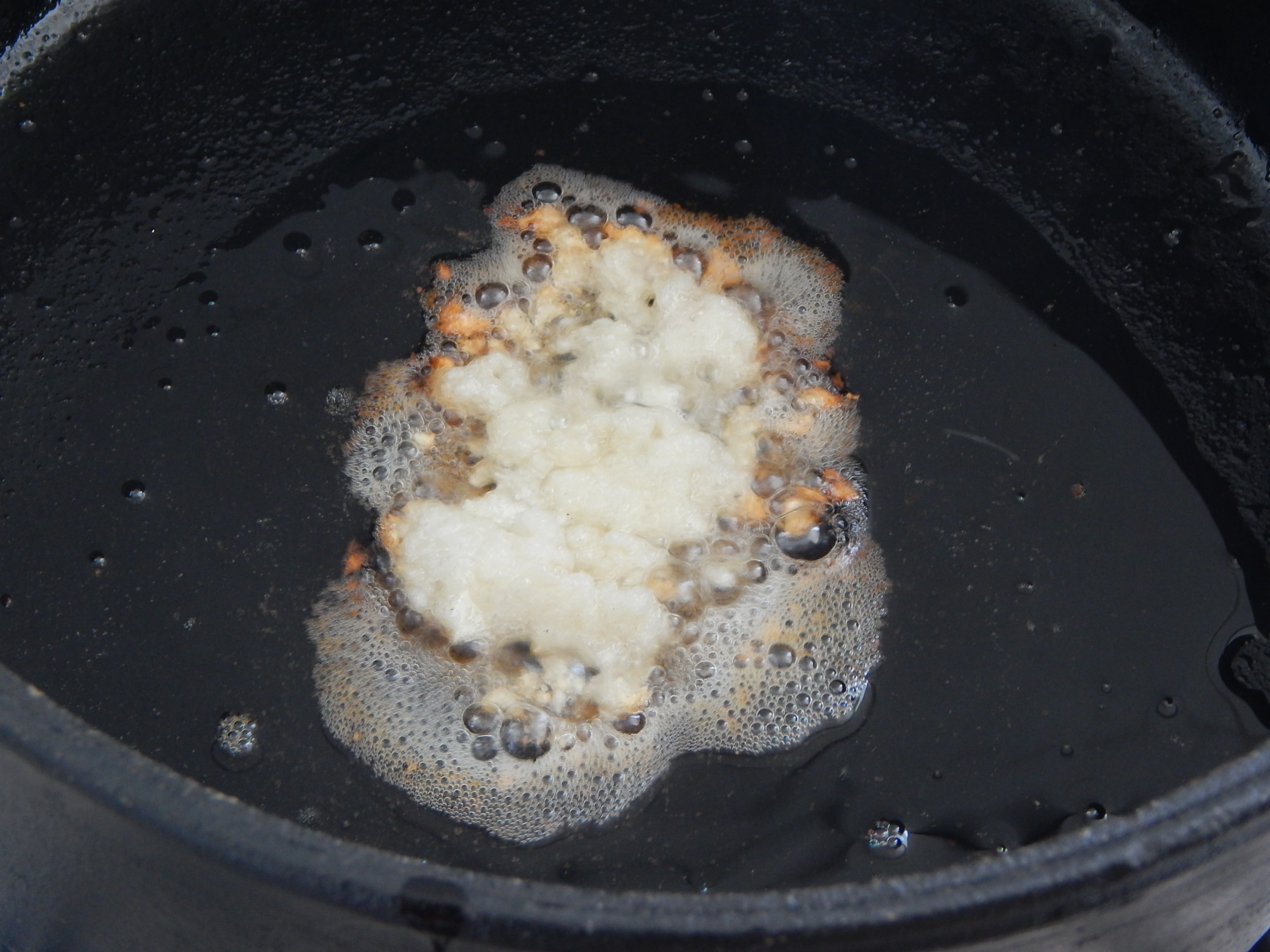 Retire e doure o sal com alho