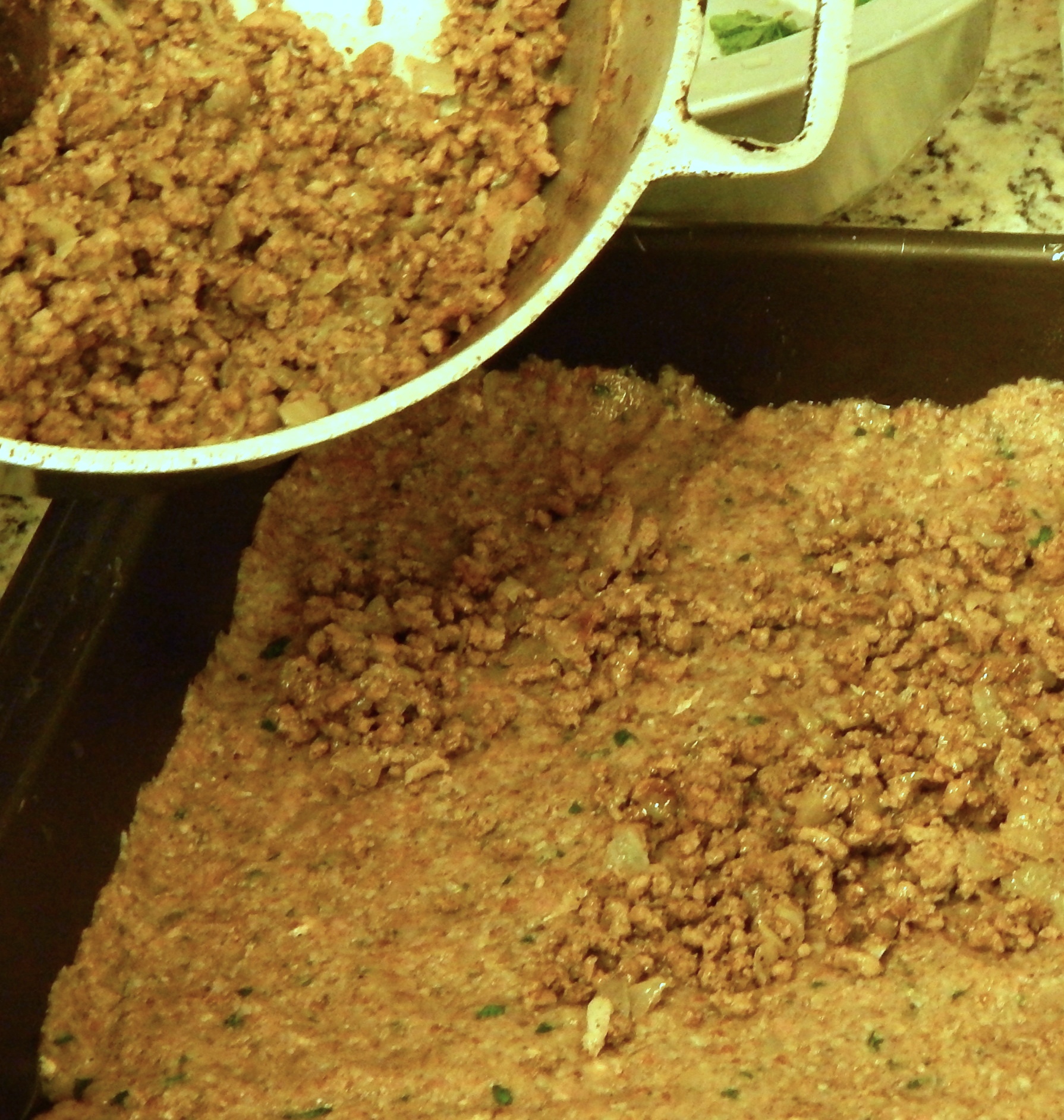 Recheie a pasta crua com carne moida pronta