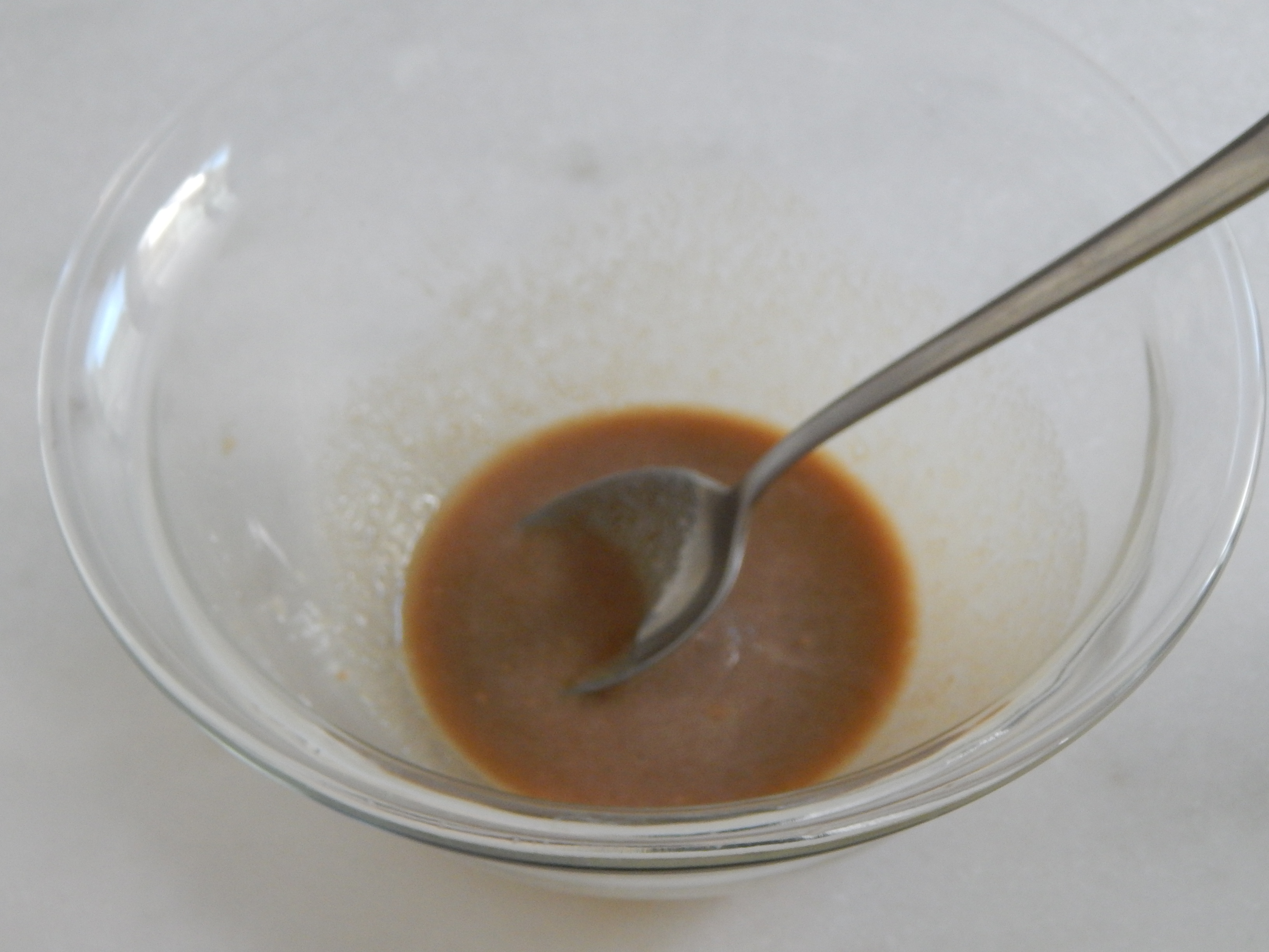 Misture fermento e açúcar