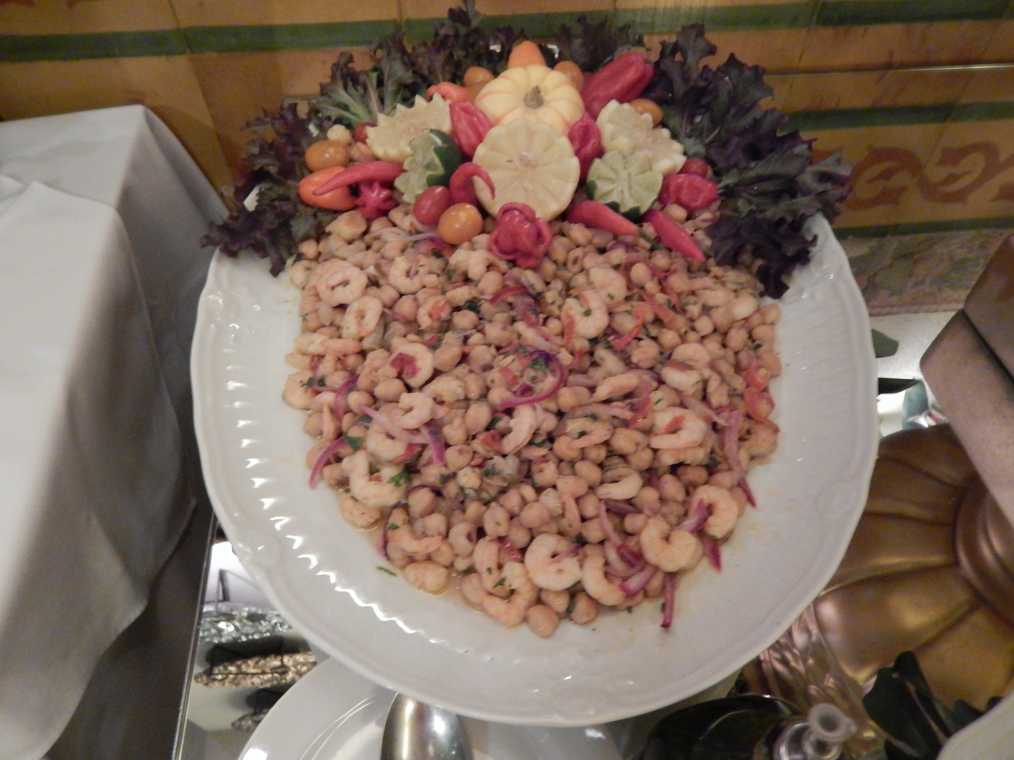 Salada de grão de bico com camarão