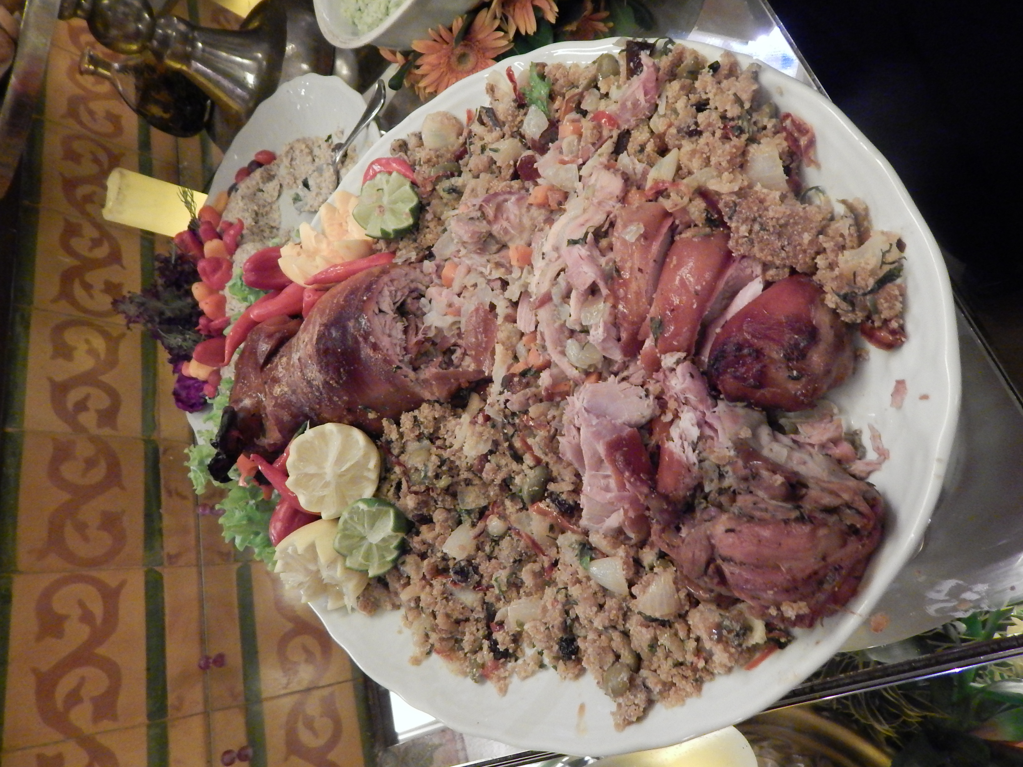 Leitoa desossada assada com farofa